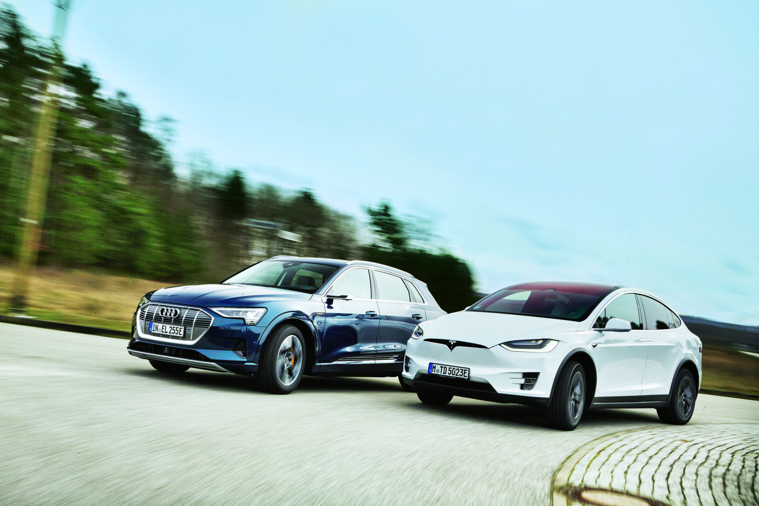 Testas: Audi_e-tron_vs_Tesla_X